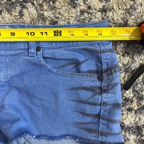 Woman's Volcom blue cutoff short shorts. 
Size 9
Inseam 2 inches
#volcom - Picture 8 of 9